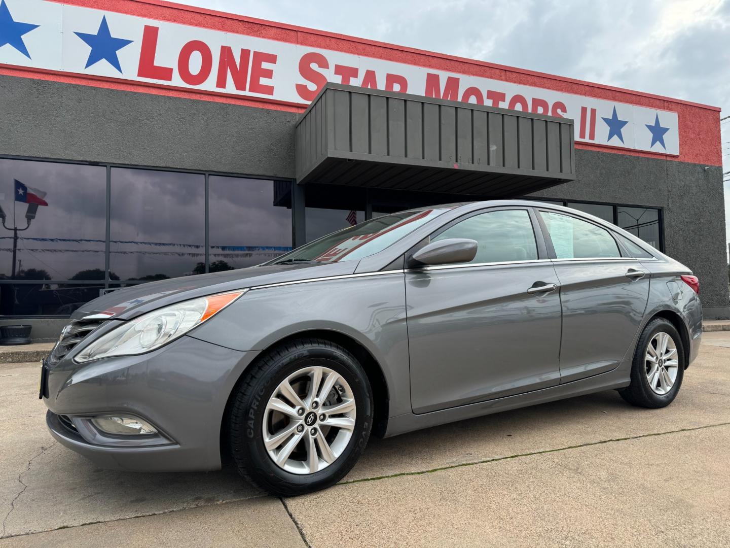 2013 GRAY /Gray HYUNDAI SONATA GLS 4dr Sedan (5NPEB4AC4DH) with an 2.4L I4 engine, Automatic 6-Speed transmission, located at 5900 E. Lancaster Ave., Fort Worth, TX, 76112, (817) 457-5456, 0.000000, 0.000000 - This is a 2013 Hyundai Sonata GLS 4dr Sedan that is in excellent condition. There are no dents or scratches. The interior is clean with no rips or tears or stains. All power windows, door locks and seats. Ice cold AC for those hot Texas summer days. It is equipped with a CD player, AM/FM radio, AUX - Photo#0